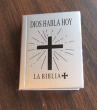 Load image into Gallery viewer, 18&quot; Doll Miniature Bible Keychain w Red or Blue Jewel: Spanish
