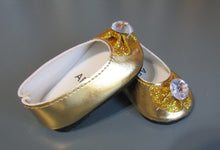 Load image into Gallery viewer, Glitter Bow 18 &amp; 15 inch Doll Dress Shoes w Gem: Gold
