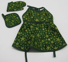 Load image into Gallery viewer, Apron Set 18 inch Doll: Green &amp; Gold Flared w Stars 3 Pc
