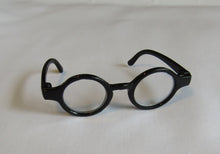 Load image into Gallery viewer, Wellie Wisher 14&quot; Doll Circle Glasses: Black
